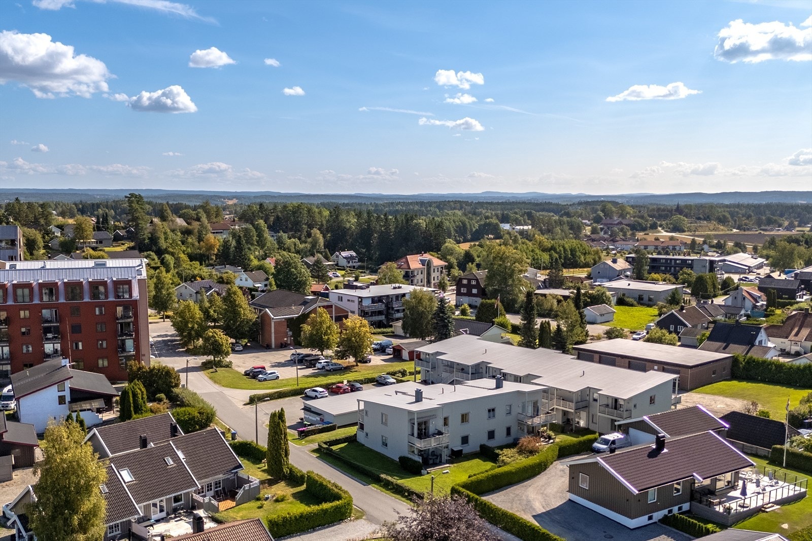 Koffeldveien 1B ligger i landbrukskommunen Skiptvet, midt i Østfold, omgitt av åpne åkerlandskap og med Meieribyens koselige sentrum et steinkast unna. Dette er et aktivt og trygt sted å bo, med overraskende mange tilbud. Galleribilde
