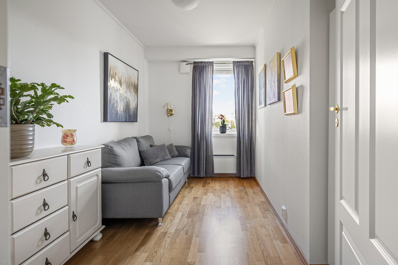 Det andre soverommet har en fin garderobenisje, perfekt for barne- eller gjesterom, eller kontor, alt etter hva behovene er. Galleribilde