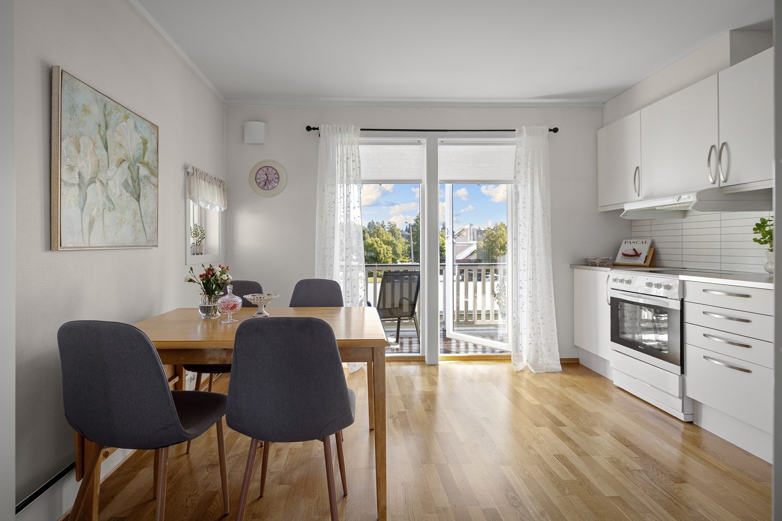 Kjøkken og stue adskilles av en halvvegg. Kjøkkeninnredningen stammer fra byggeår, hvit og ren som veggene. Rommet er stort nok til at du bekvemt kan innta de fleste måltider her. Kjøkkenets egne balkongdørene gir et stort lysinnslipp. Galleribilde