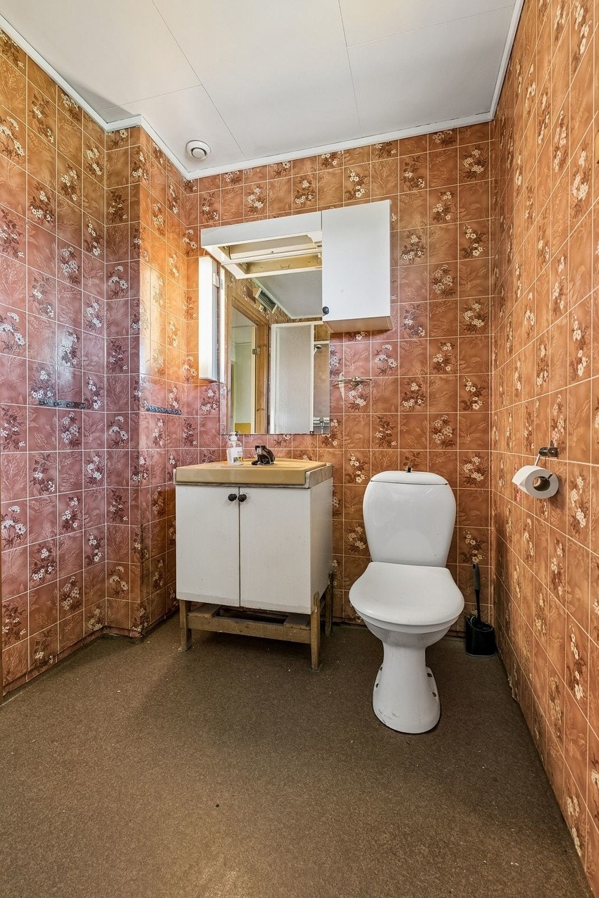 Det er også bad i kjelleren - Badet i kjelleren har badekar Galleribilde