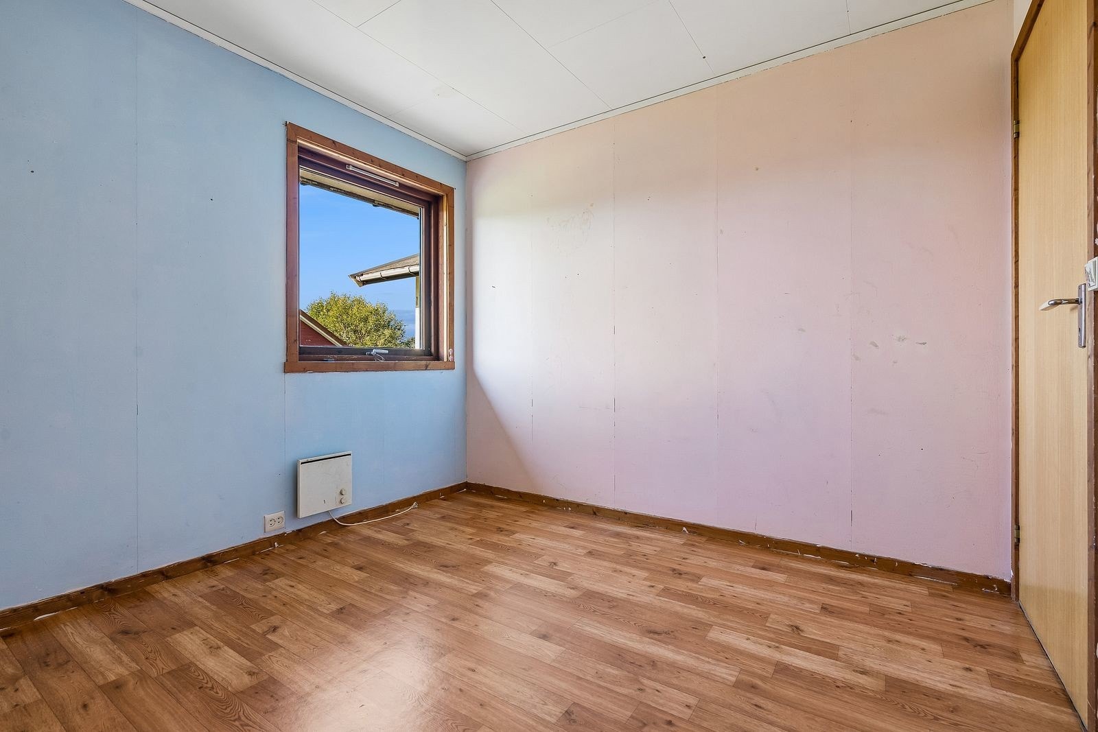 Det ene soverommet har garderobeløsning Galleribilde