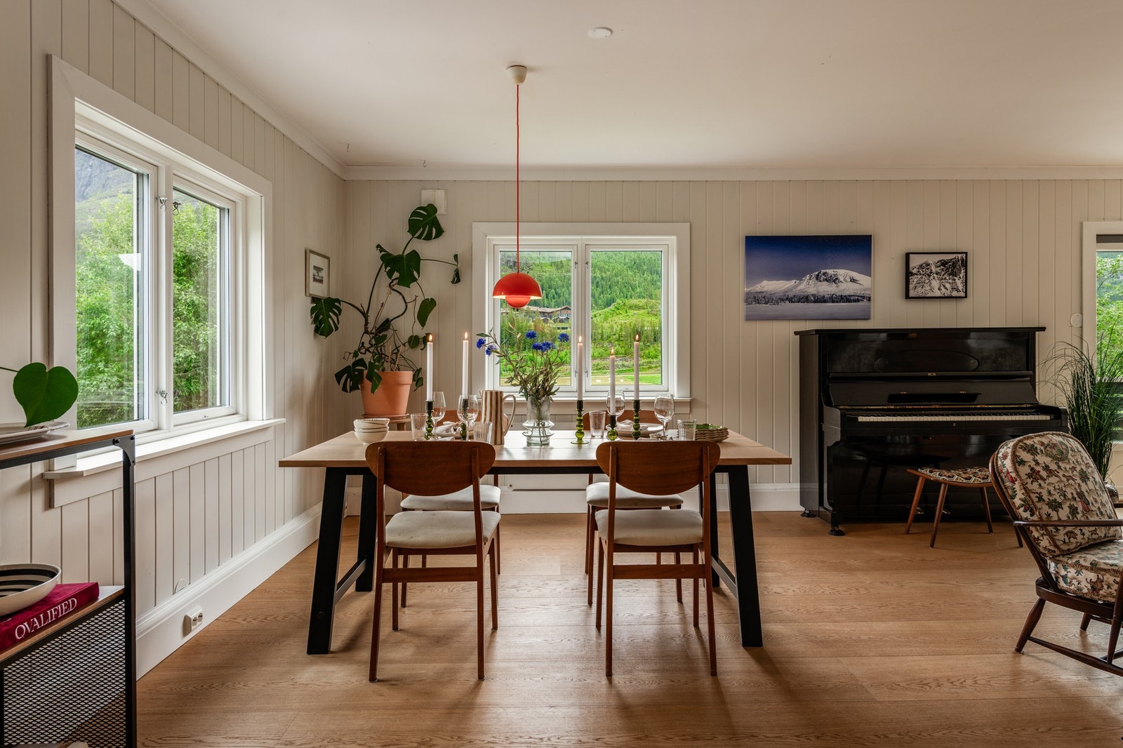 Store vinduer slipper inn rikelig med dagslys i spisestuen. Galleribilde