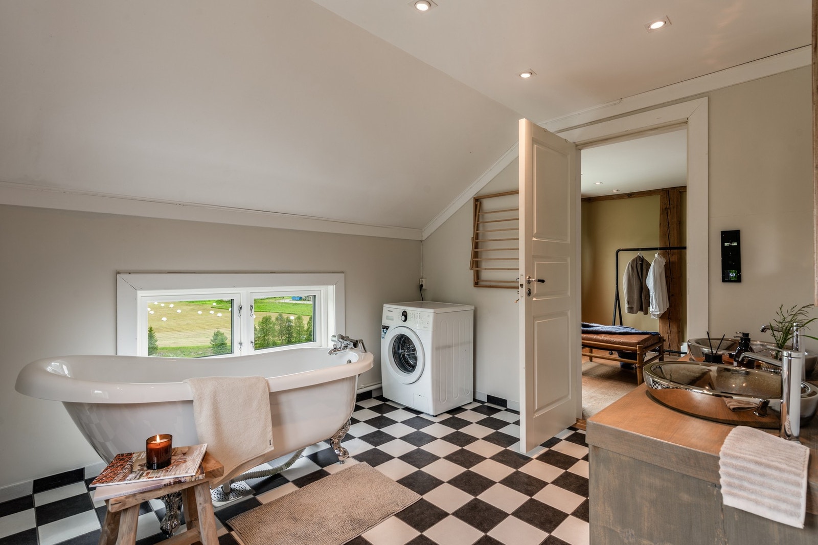 På badet er det opplegg for vaskemaskin og praktisk oppbevaringsplass. Galleribilde