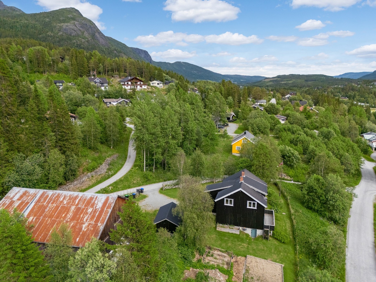 Eiendommen ligger i et etablert boligområde med kort vei til Hemsedal sentrum. Galleribilde