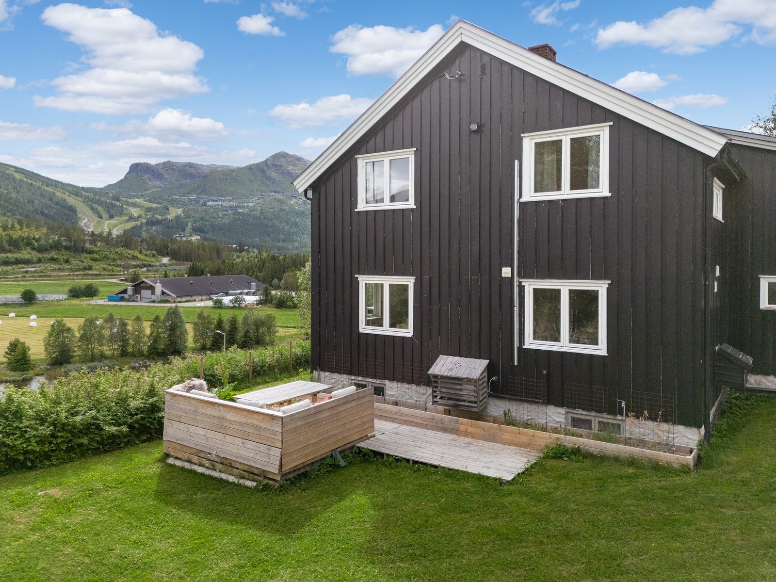 Fra terrassen er det trapp videre ned til den frodige hagen. Galleribilde