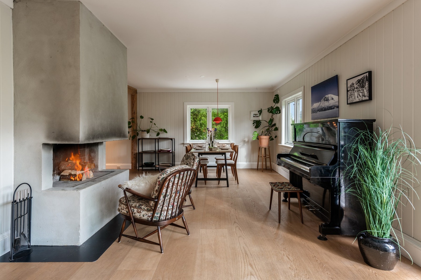 Den åpne gruepeisen er et stemningsfullt midtpunkt mellom stue og spisestue. Galleribilde