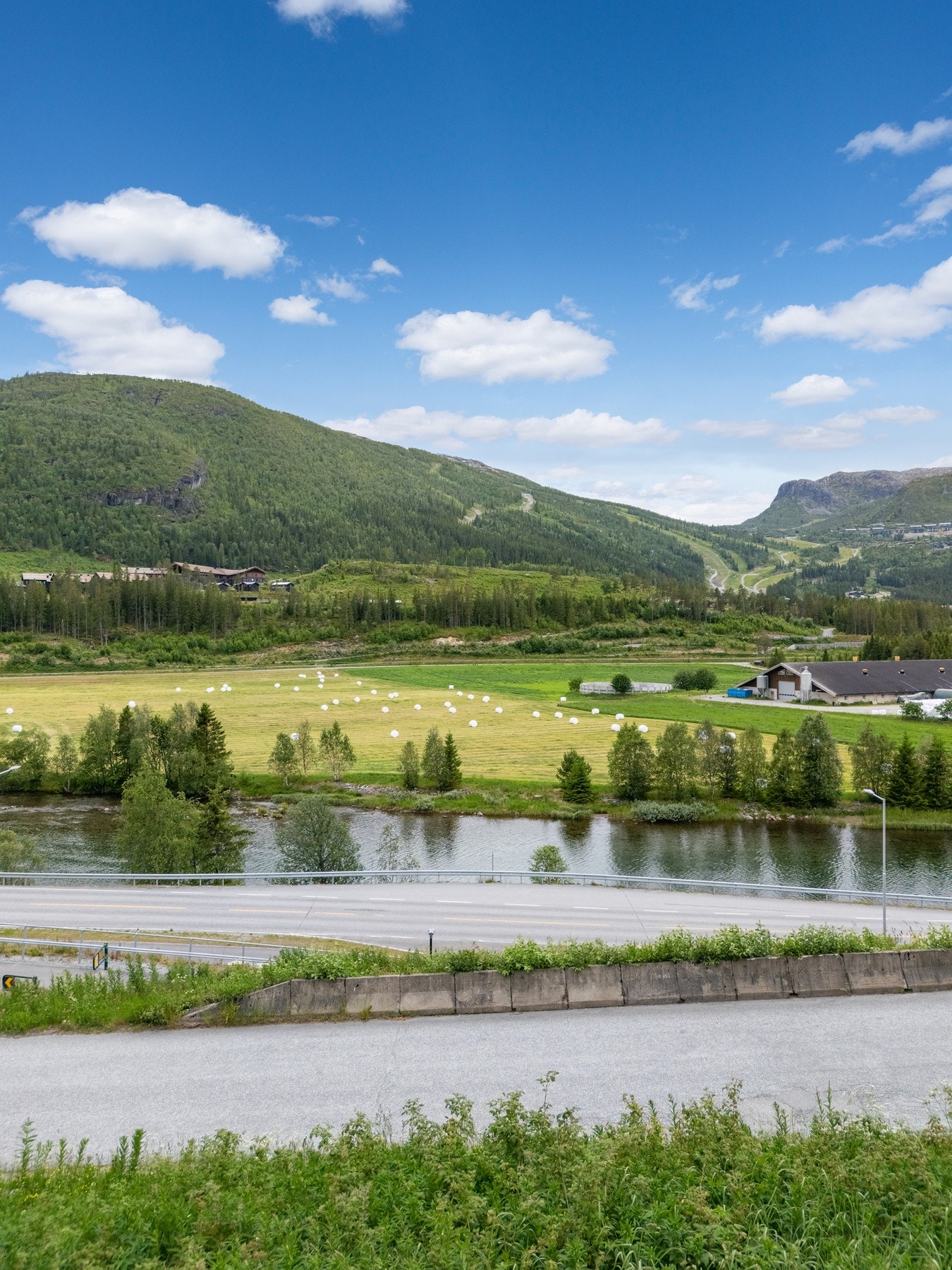 Fra eiendommen er det flott utsyn over dalen og fjellandskapet. Galleribilde