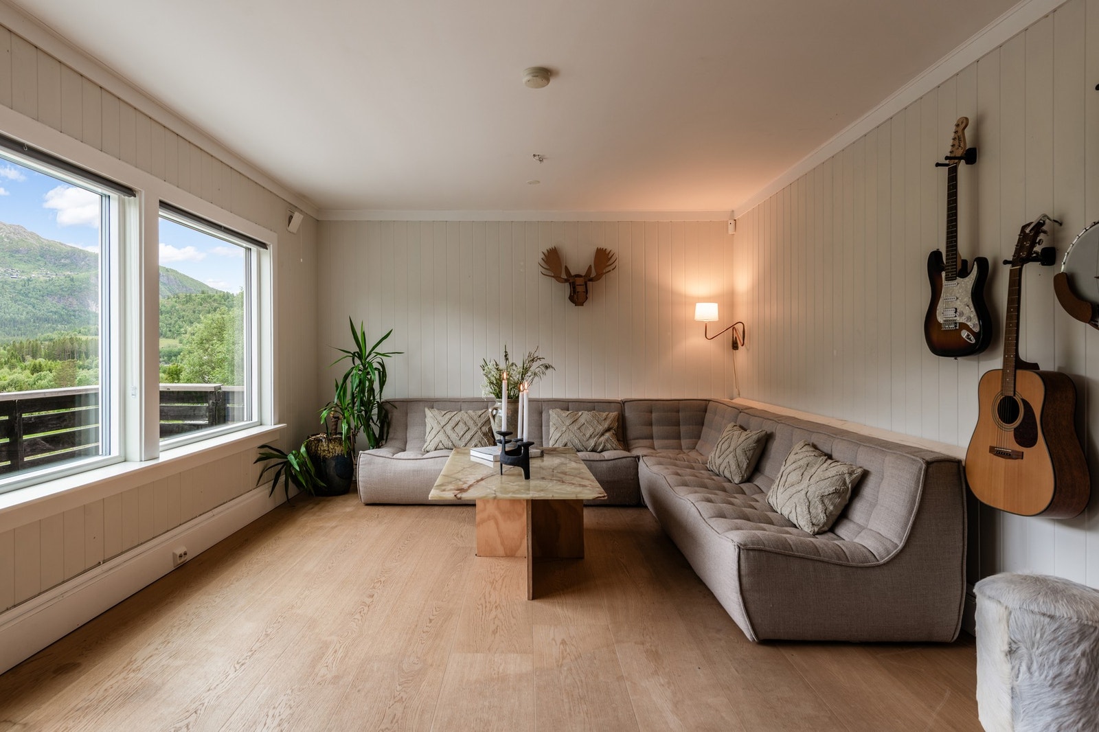 Stuen byr på flere møbleringsmuligheter og hyggelig utsyn. Galleribilde