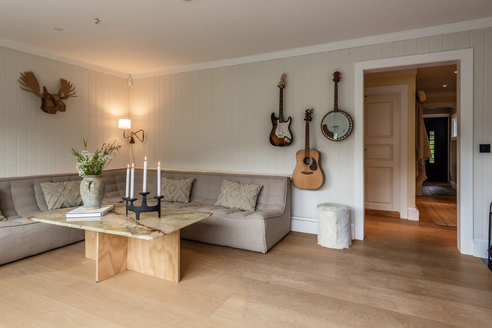 Stuen har god plass til en romslig sofagruppe. Galleribilde