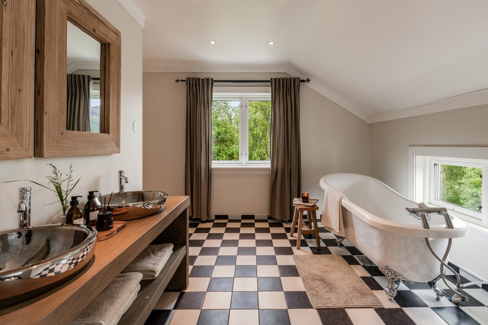 Det romslige badet i andre etasje har både badekar og dusj. Galleribilde
