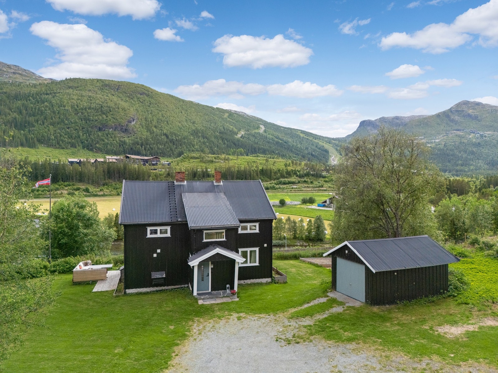 Gruslagt gårdsplass gir god plass til parkering ved boligen. Galleribilde