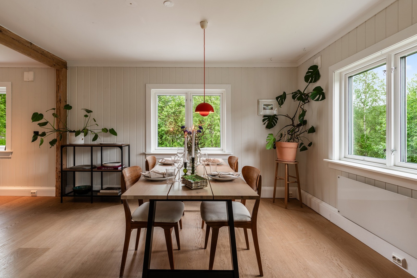 Et lyst og luftig rom med plass til både hverdagsmiddager og gjester. Galleribilde