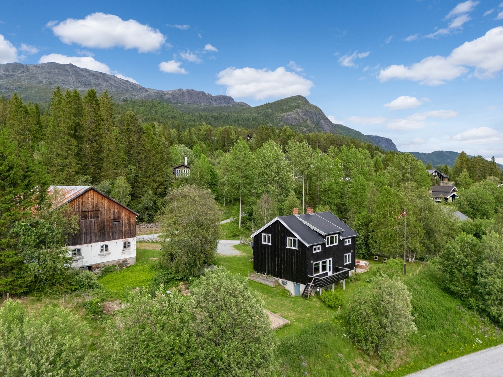 Boligen og låven danner et hyggelig tun med gode utearealer. Galleribilde
