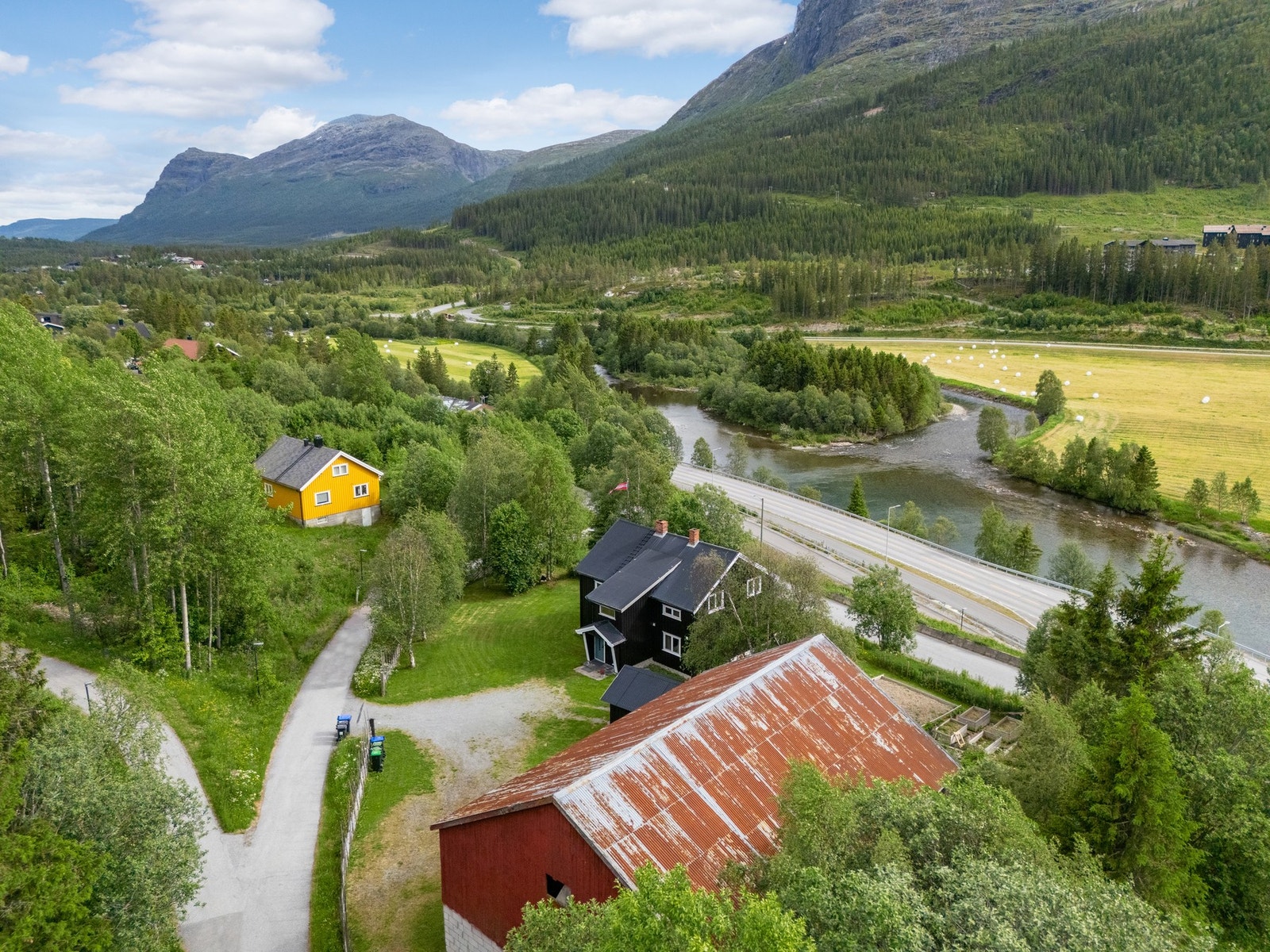 Her bor du med nærhet til både Hemsila, sentrum og flotte turområder. Galleribilde