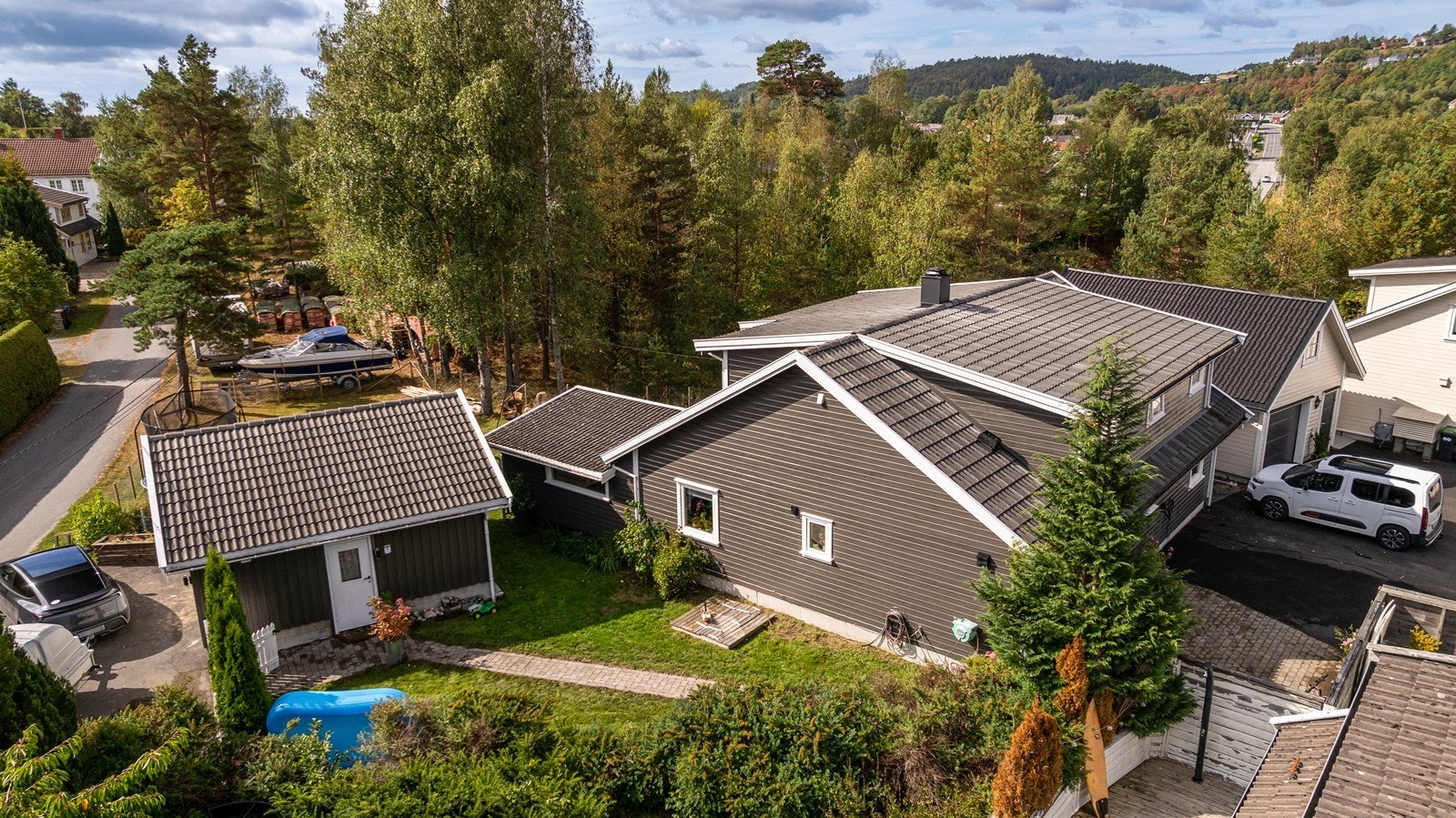 Boligen har en frittstående garasje med egen adkomst Galleribilde
