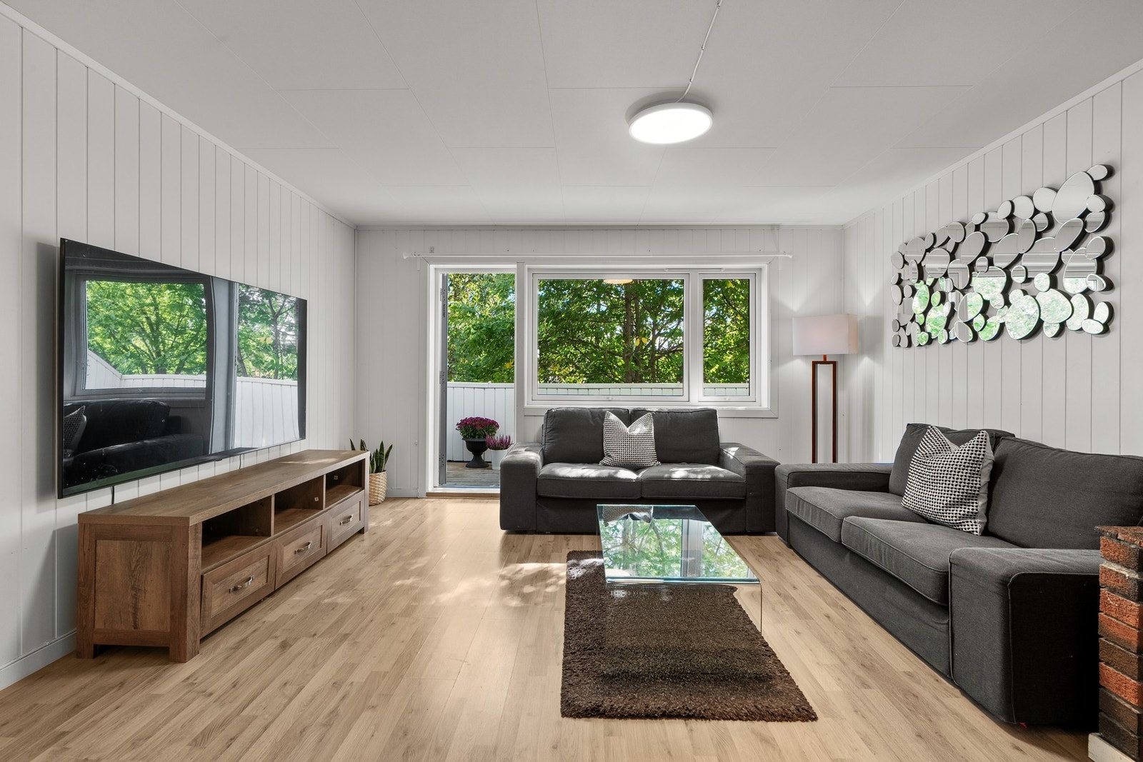 Innvendig har boligen en god blanding av eldre og nyere standard. Galleribilde