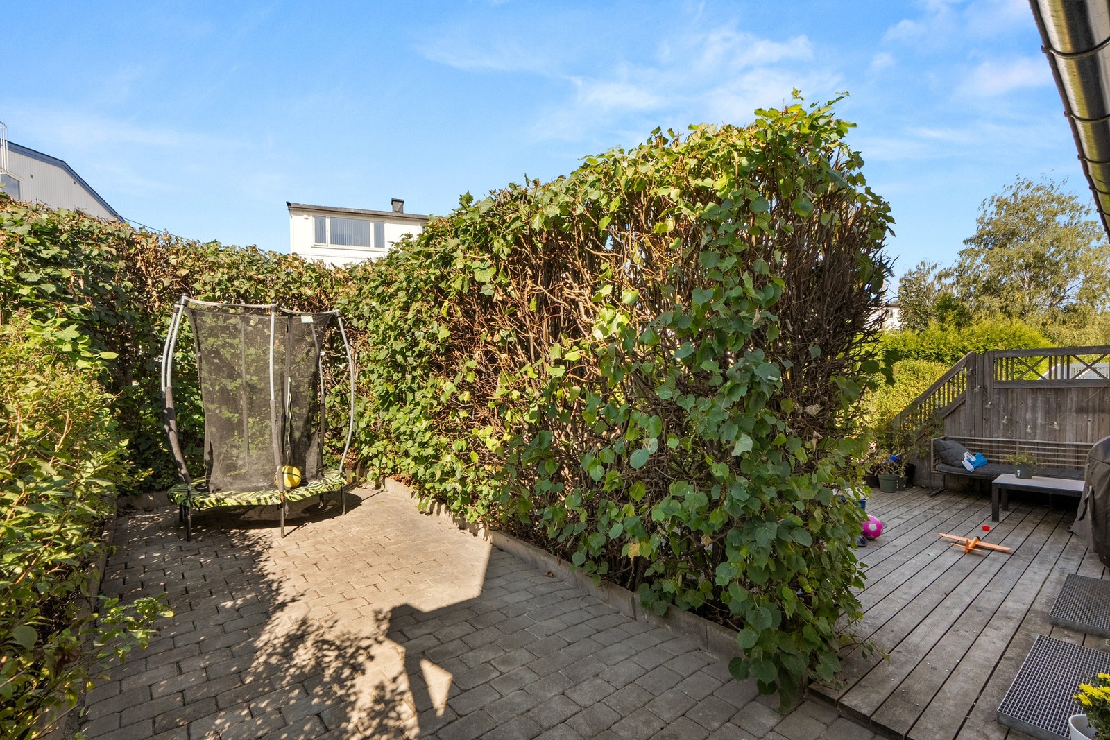 Ved inngangspartiet disponerer man et lite utearal som kan benyttes som hageflekk, terrasse, leker m.m. Galleribilde