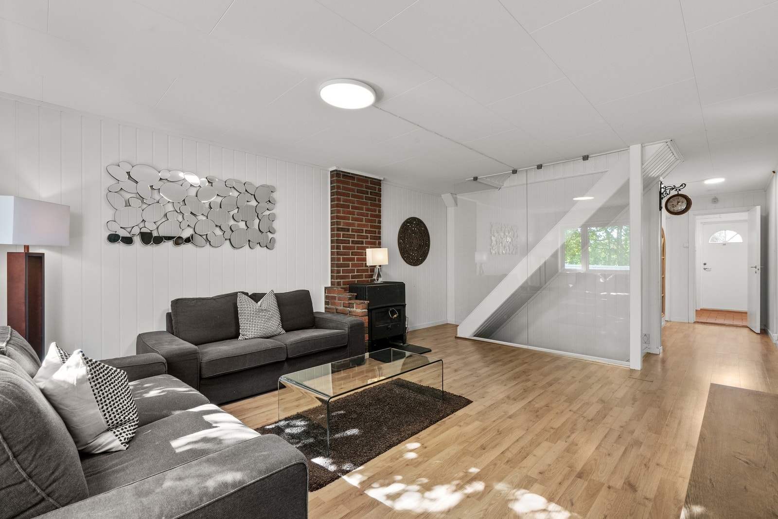 Her er det masse plass til hele familien. Plass til romslige sofa- og medieløsninger samt eget spisebord. Galleribilde
