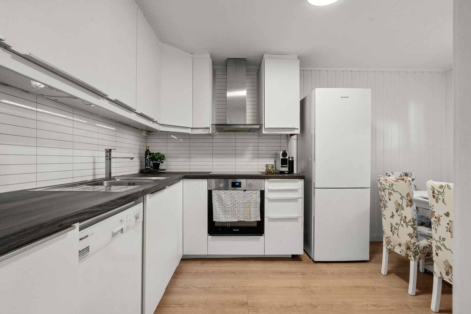 Kjøkkenet ligger adskilt fra stuen og fungerer svært praktisk med den arealeffektive planløsningen. Galleribilde