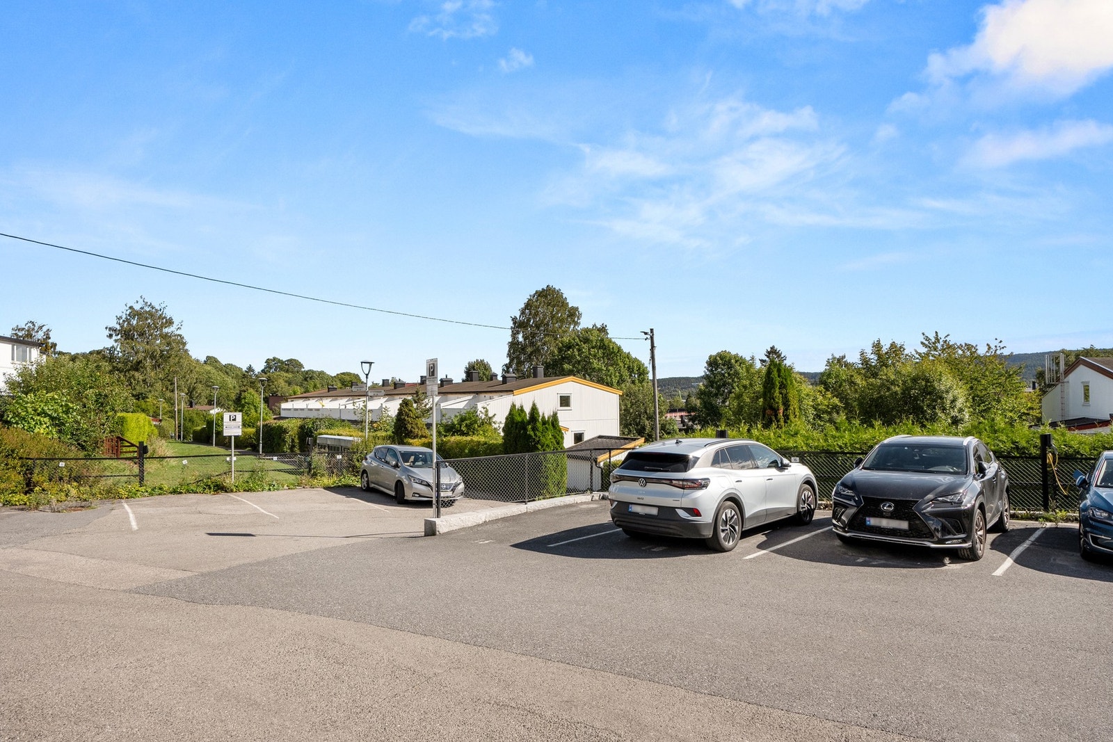 Det er muligheter for å leie parkering etter ventelister. I tillegg kan man kjøpe garasjeplass i eget garasjelag når disse selges. Galleribilde