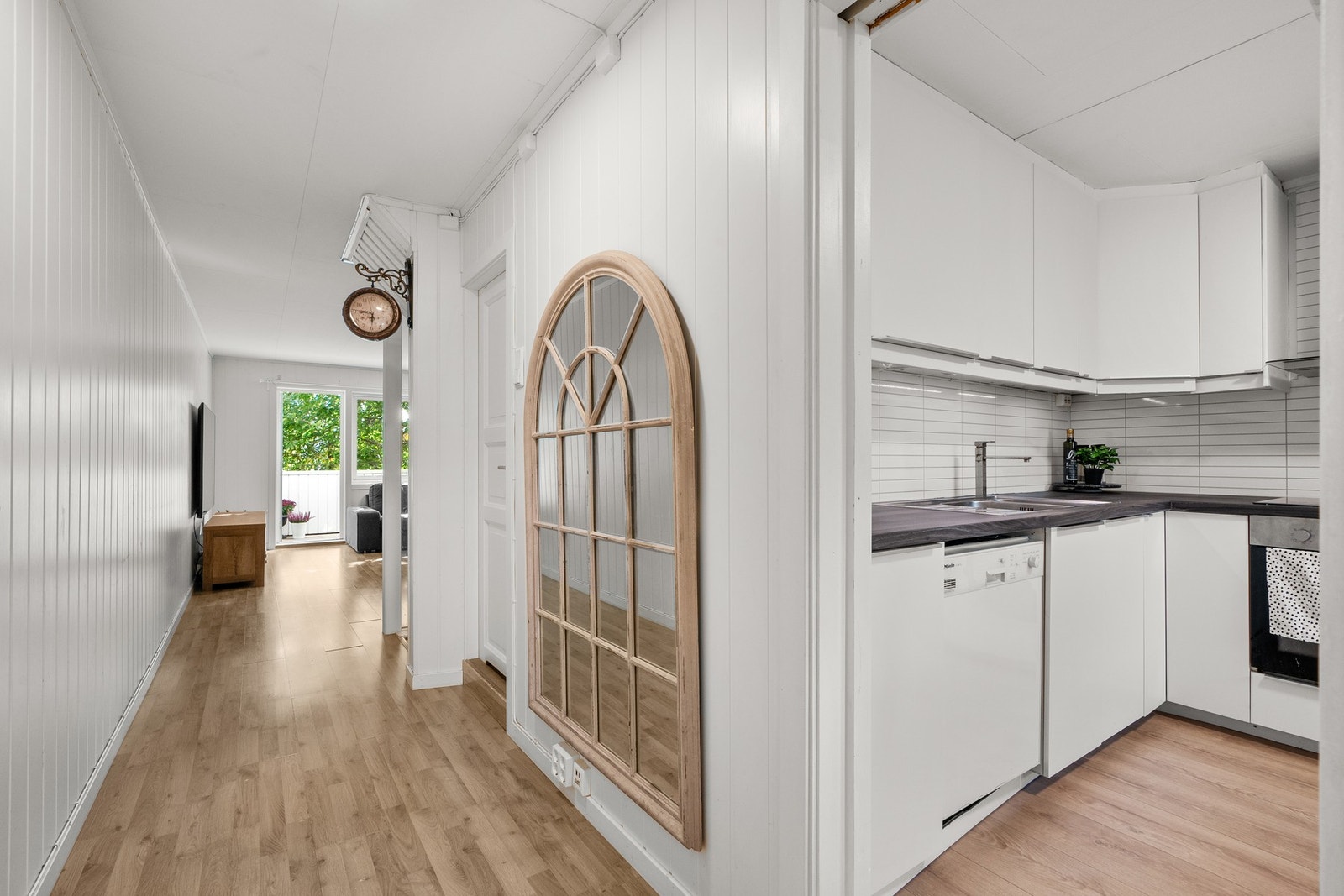 Mellomgangen som tar deg fra stuen til kjøkken og entré. Galleribilde