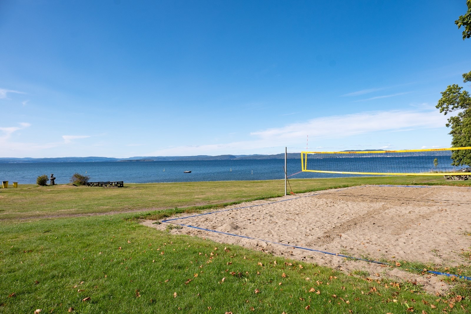 Refsnesstranda gir også mulighet for aktivitet med sandvolleyballbane, gressbane med fotballmål og turstier. Galleribilde