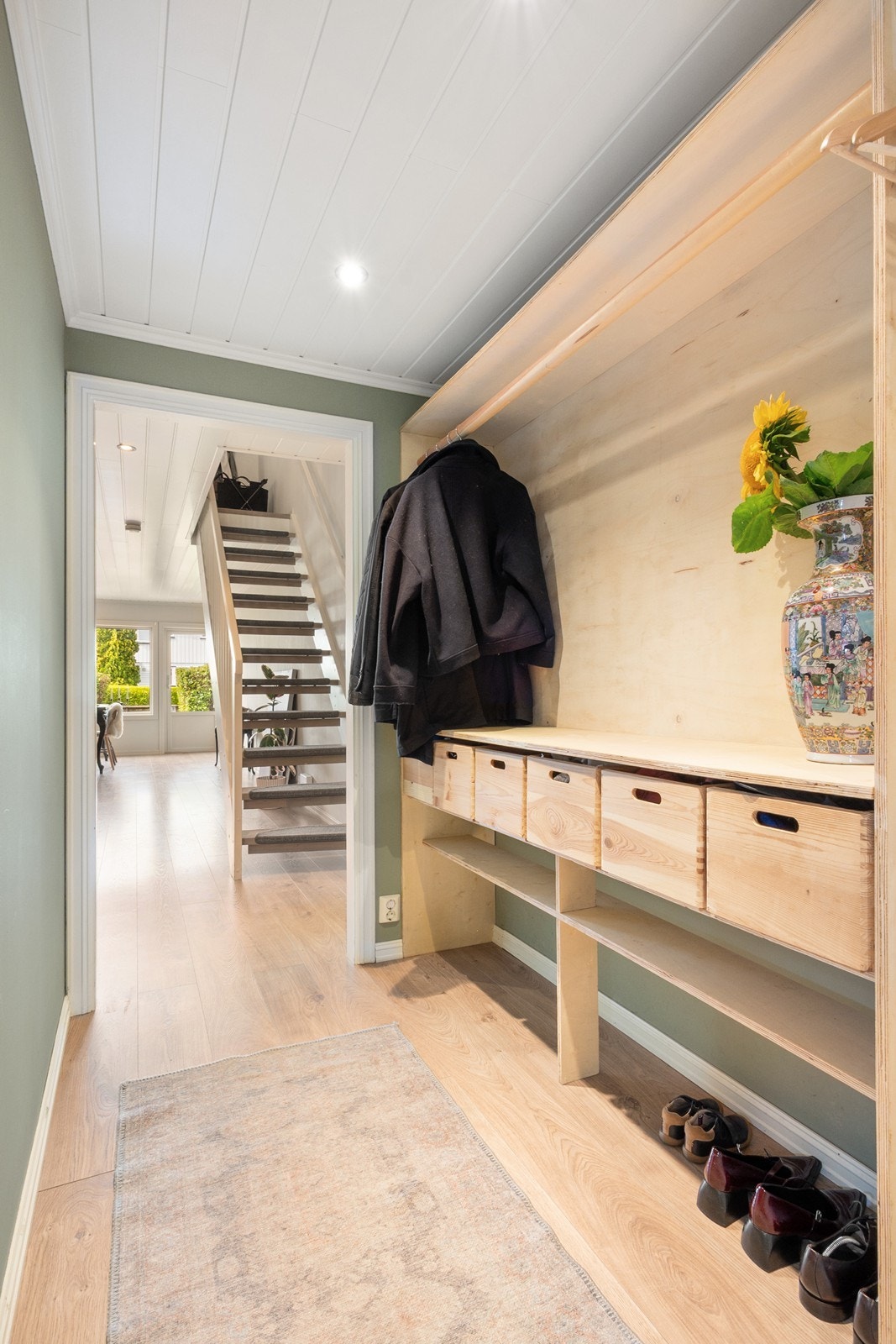 Entreen gir et godt og ryddig førsteinntrykk med lune farger, bred 1-stavs laminat og downlights som er gjennomgående i boligen. Galleribilde