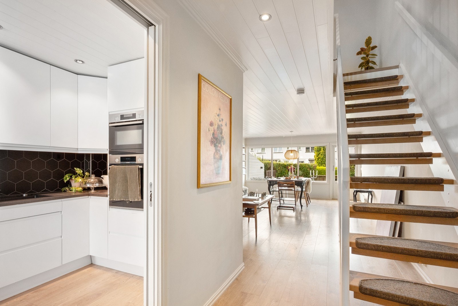 Kjøkkenet ligger i eget rom med skyvedør og enkel tilgang til stuen som har god plass til sofaløsning og spisestue. Galleribilde