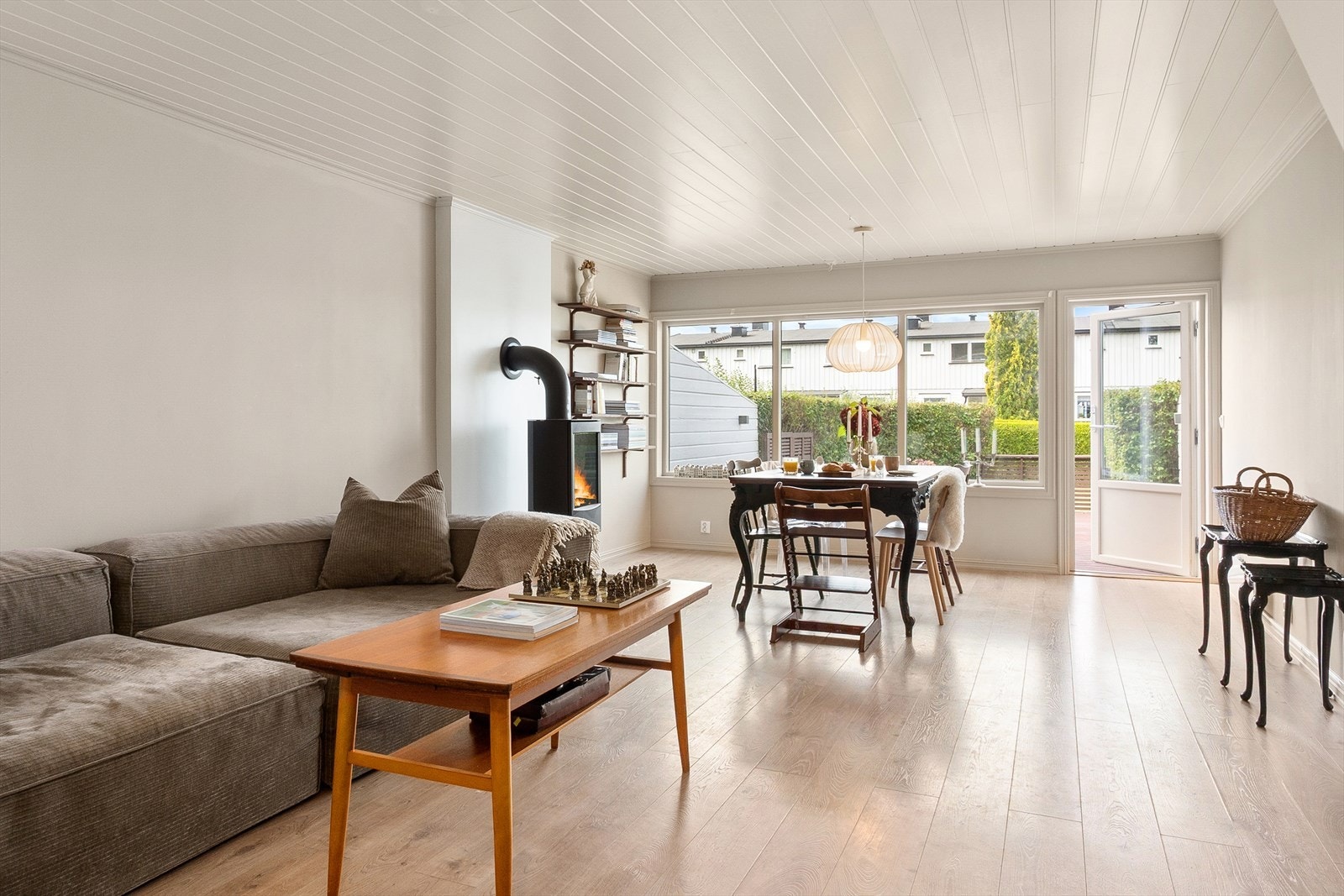 Store vindusflater slipper inn naturlig lys og rammer inn utsikten mot egen terrasse og hage. Galleribilde