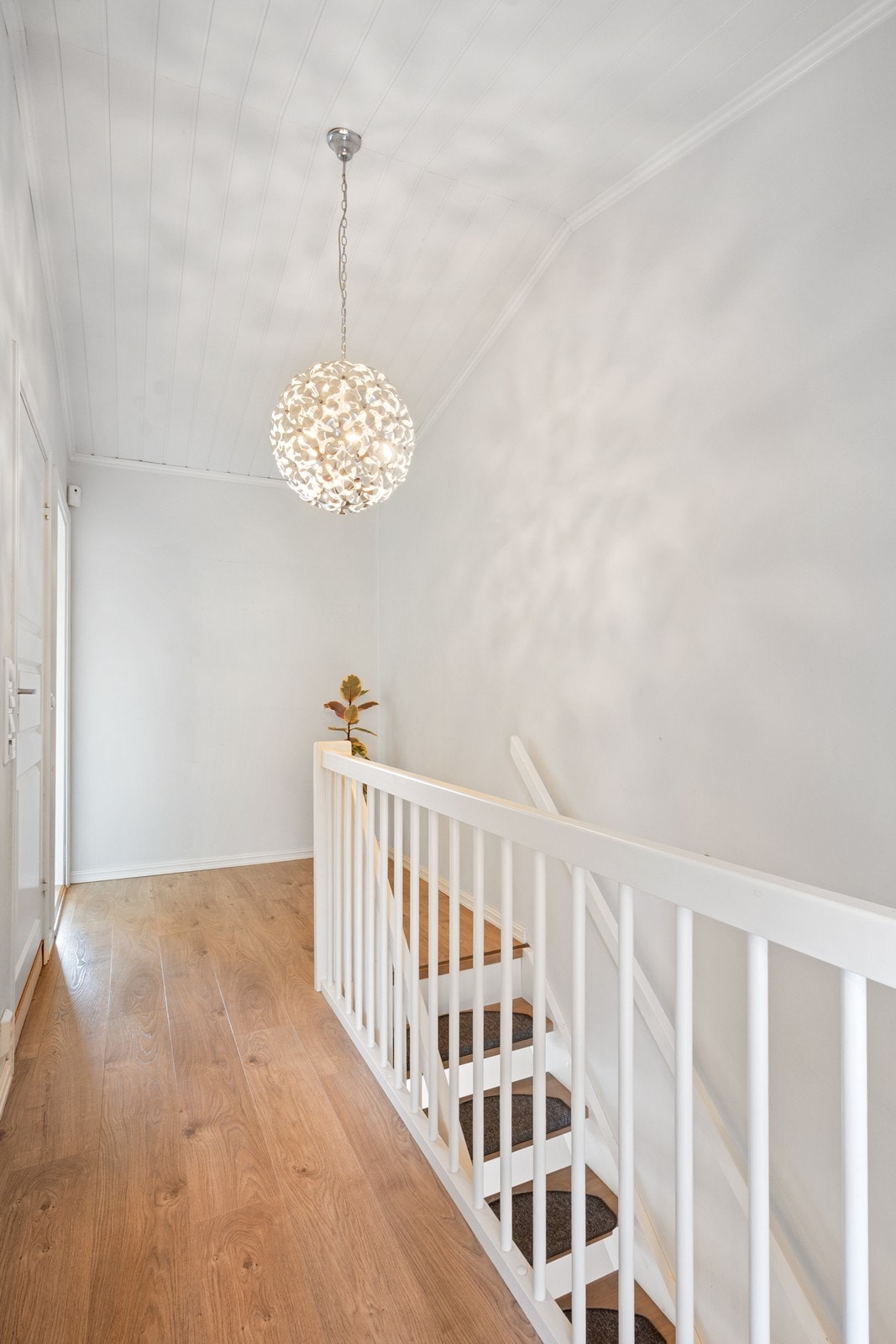 2. etasje har meget generøs takhøyde som merkes spesielt i trapperommet. Galleribilde