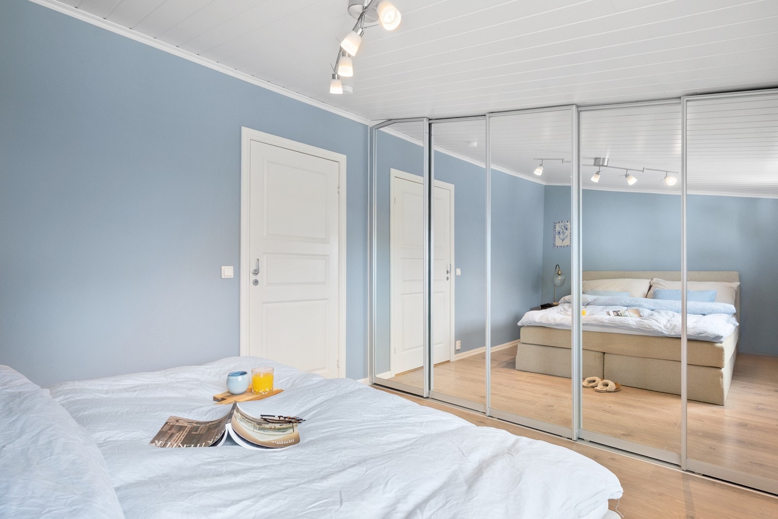 Soverommene har meget god størrelse og stor møbleringsfrihet. Begge er innredet med skyvedørsgarderobe tilpasset skråtak. Galleribilde