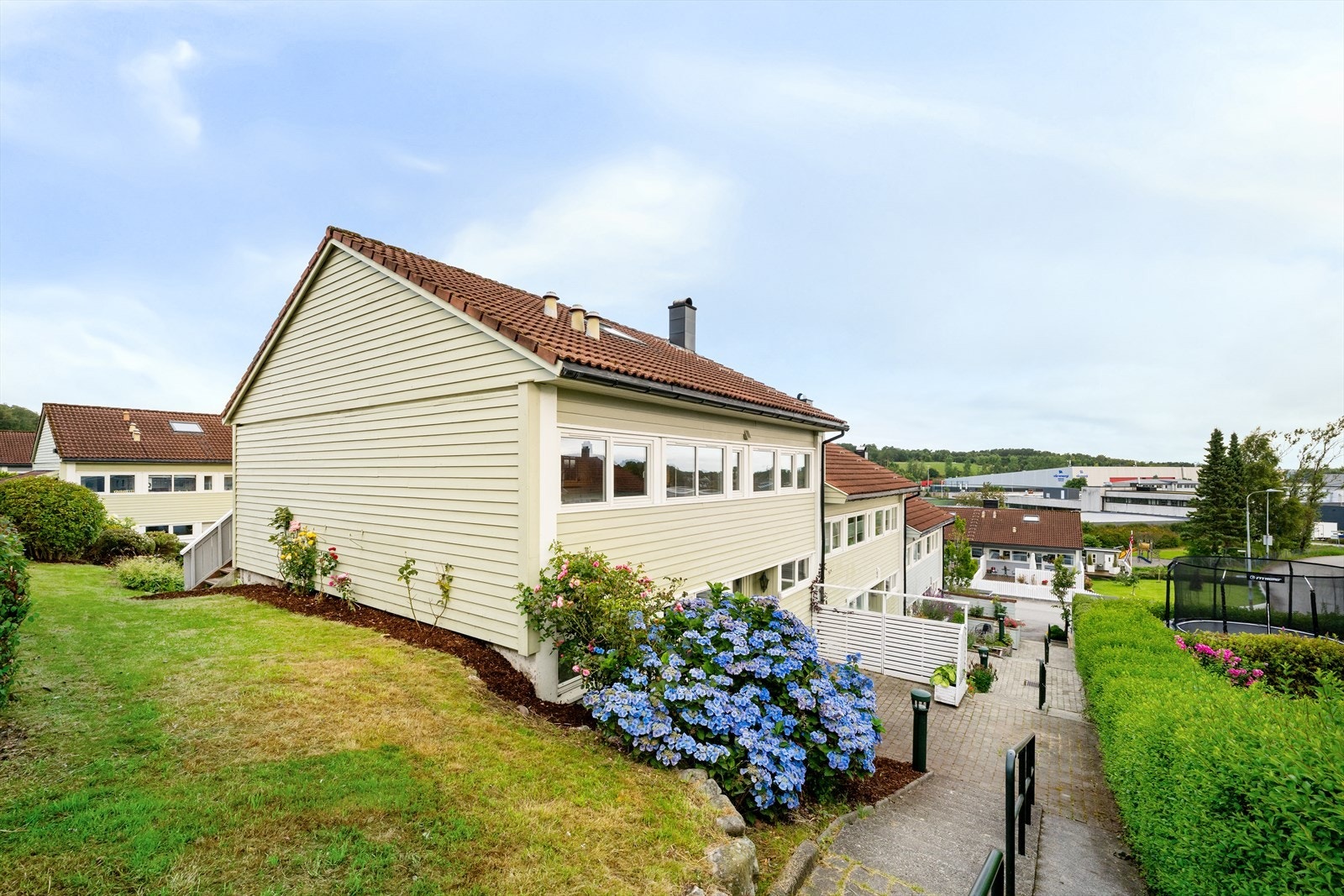 Eiendommen ligger fint til i et etablert og barnevennlig boligområde. Galleribilde