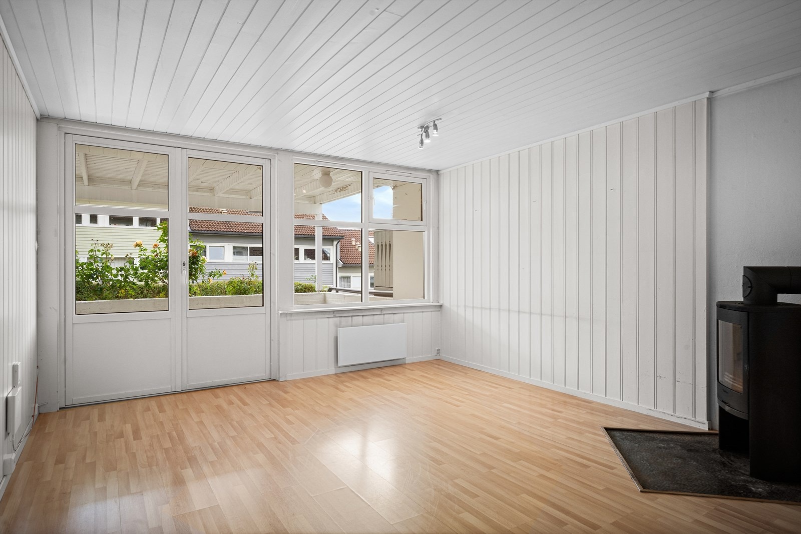 Stue i underetasjen med vedovn og plass til sofagruppe. Galleribilde