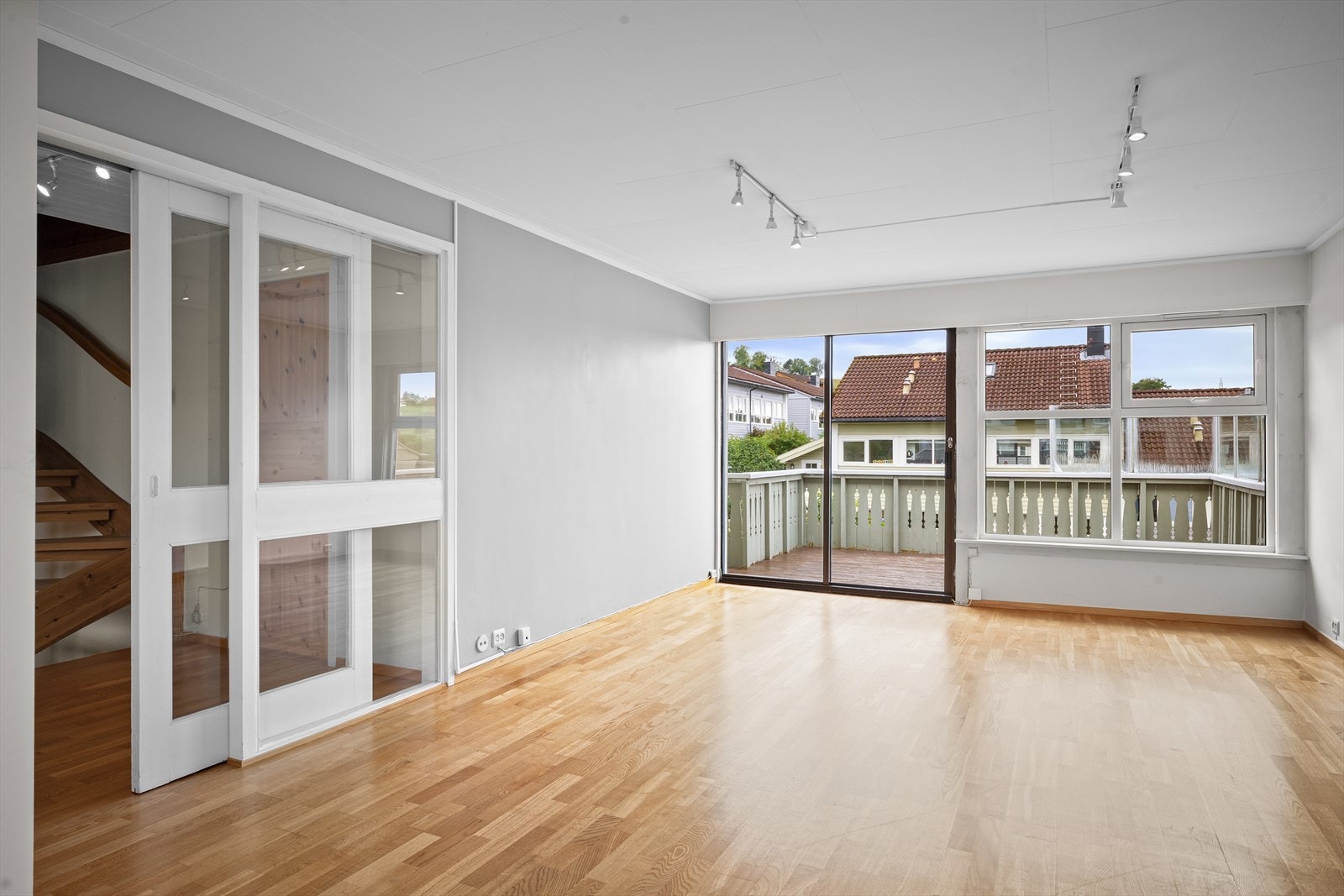 Innholdsrikt enderekkehus over tre plan, 2 stuer og garasje i fellesanlegg. Galleribilde