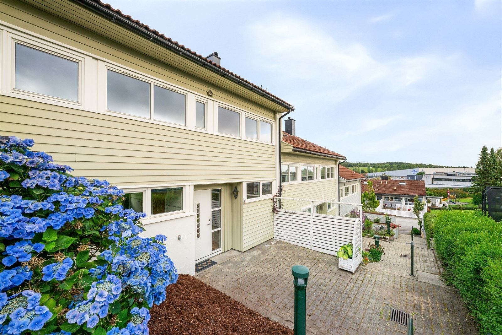 Pent opparbeidet inngangsparti med belegningsstein. Galleribilde