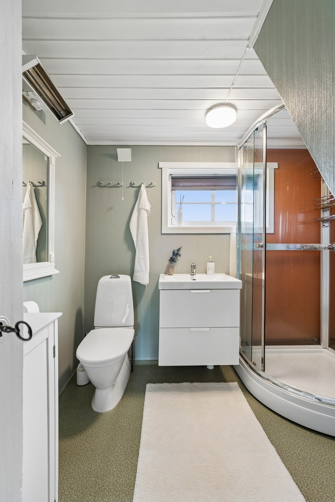Badet er godt utnyttet og har alle fasiliteter. Til høyre for dusjkabinett er det opplegg for vaskemaskin. Galleribilde