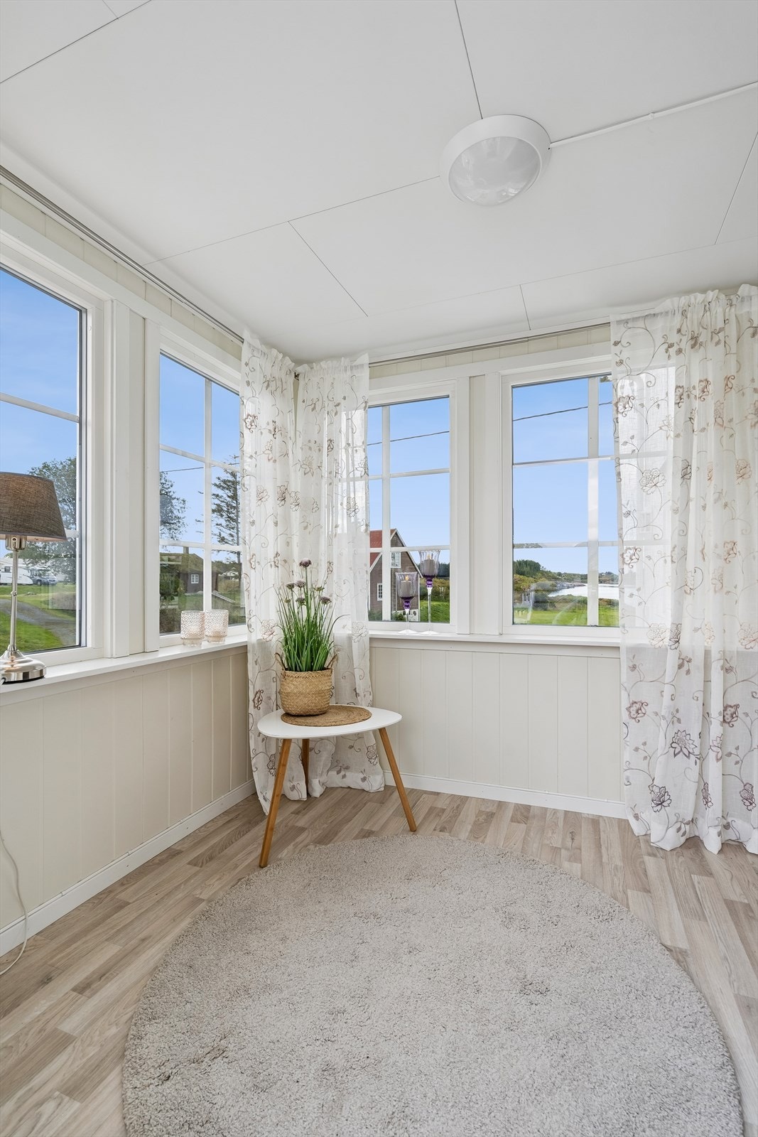 Verandaen har godt med vinduer og gir en flott sjøutsikt. Her er det rom for en kaffekrok med sitteplasser. Det er utgang til terrasse herfra. Galleribilde