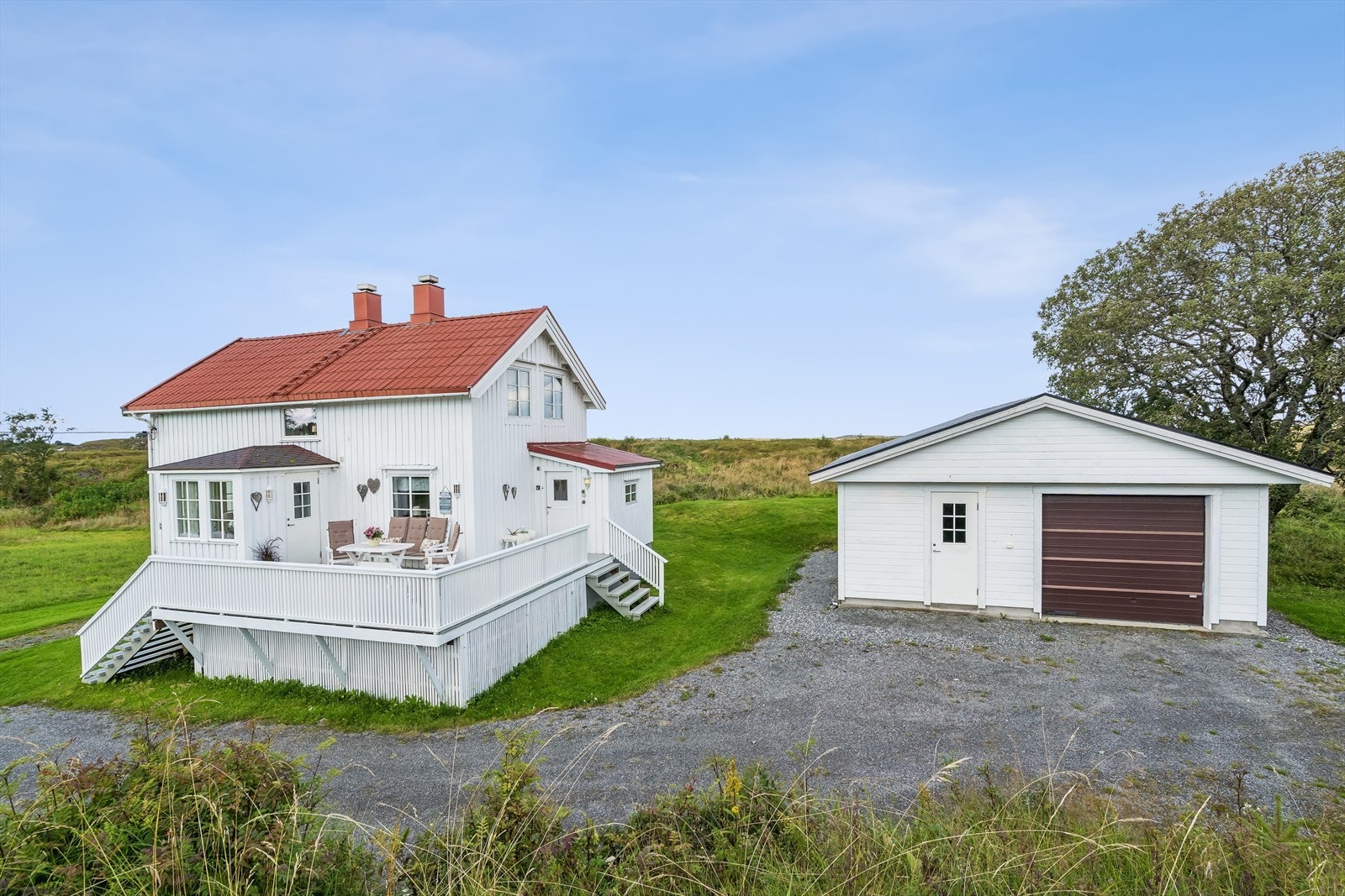 Garasjen ble oppført i 2019 og har et areal på 47 kvm. Bygningene er praktisk plassert i forhold til hverandre. Garasjen kan enkelt deles til to rom. Galleribilde