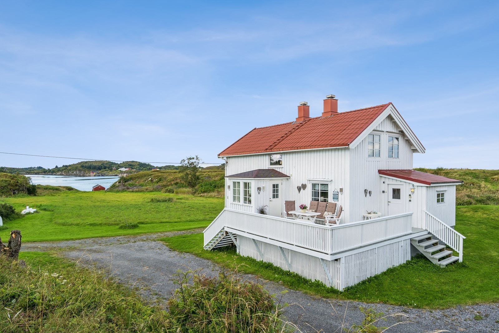 Velkommen til Vikran - et koselig Nordlandshus med en nydelig beliggenhet. Sjøutsikt, gode solforhold og rolig. Galleribilde