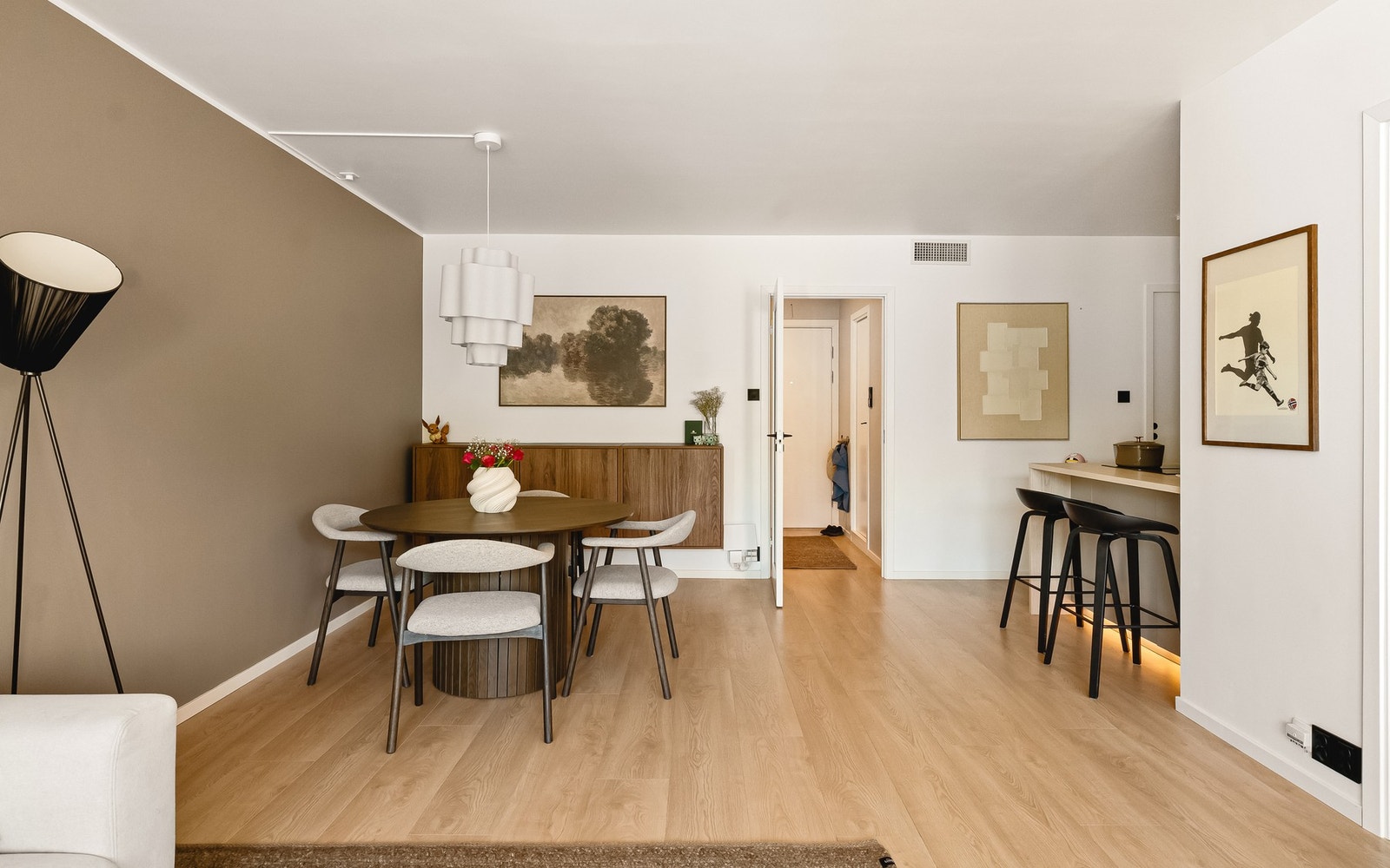 Fra entréen kommer man direkte inn i stuen, som sammen med kjøkkenet utgjør et hovedrom på 33,8 m². Galleribilde