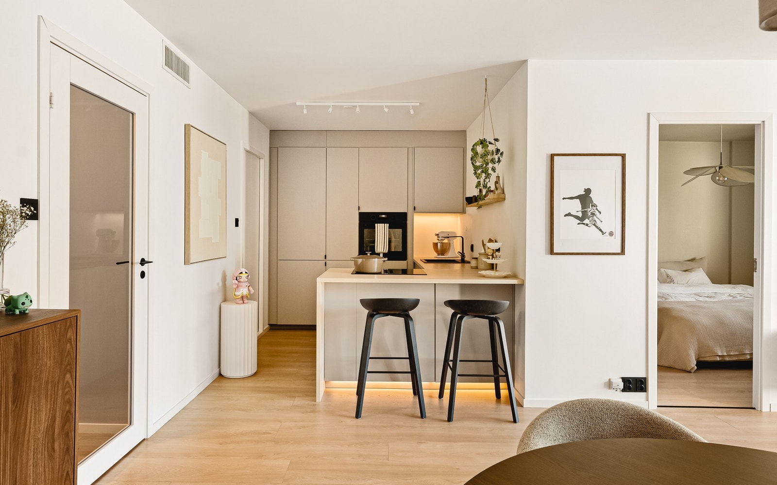 Kjøkkeninnredningen ble montert i 2023 og har slette fronter, laminat benkeplate og malte flater over benken. Galleribilde