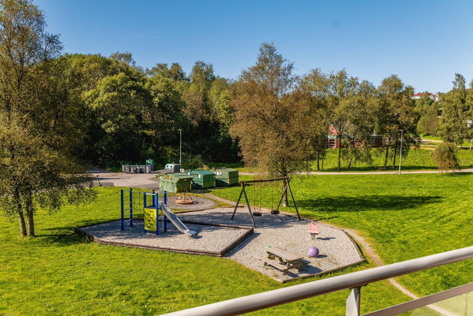 Træsgrenda 3 ligger til i et rolig og barnevennlig boligområde på Flaktveit i Åsane. Her får en det beste av to verdener, nærhet til flotte turområder, samtidig som en har alt en trenger i hverdagen i umiddelbar nærhet. Galleribilde