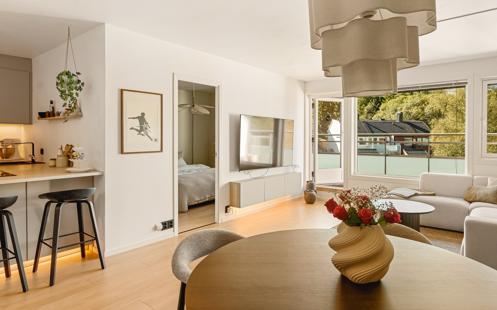 Fra stuen er det direkte utgang til en stor, sørvestvendt balkong på 16,2 m². Galleribilde