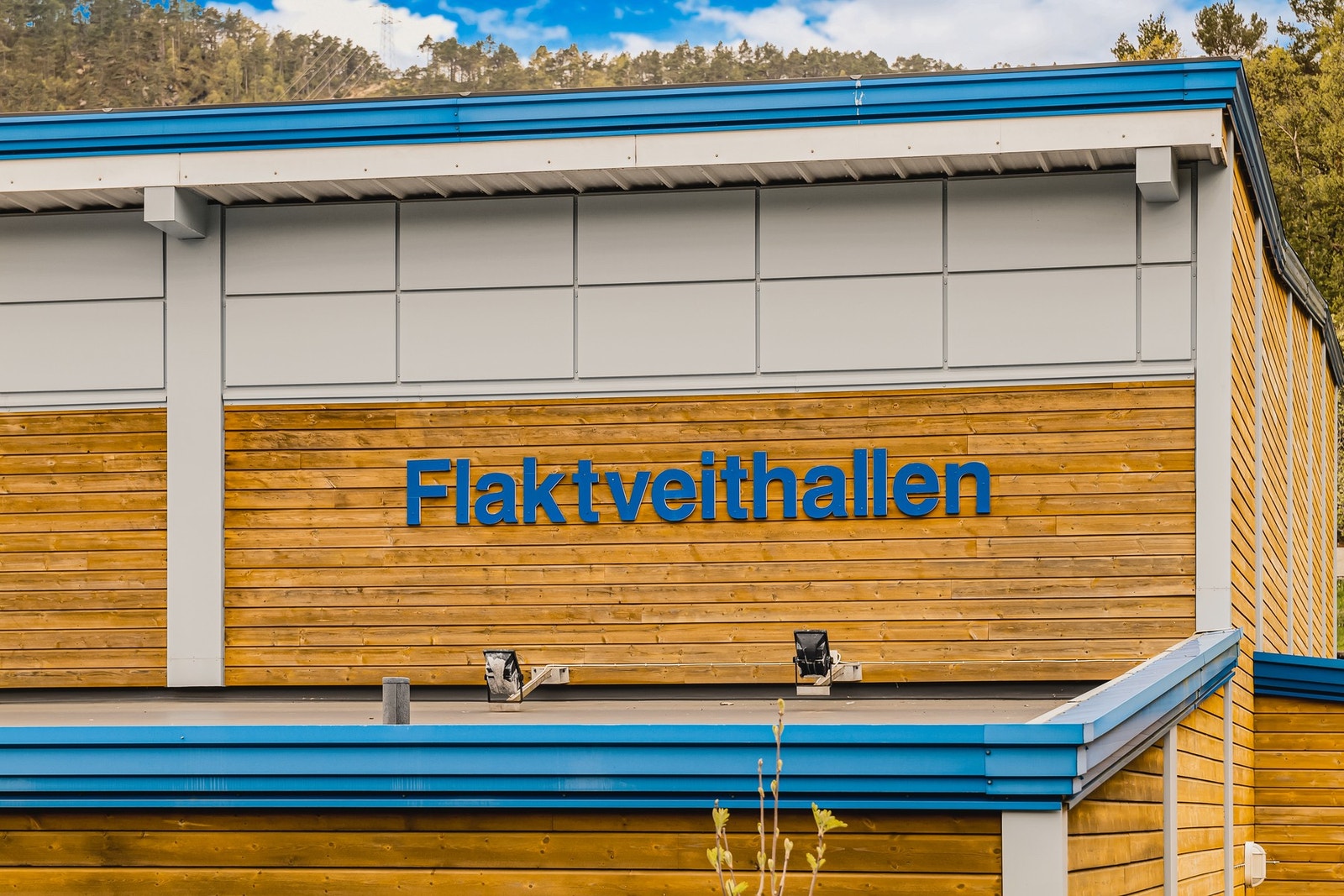 Flaktveithallen gir et bredt utvalg aktivitetstilbud som flerbrukshall, fotball, basket, trampoline- og skatepark og frisbeegolf. Galleribilde
