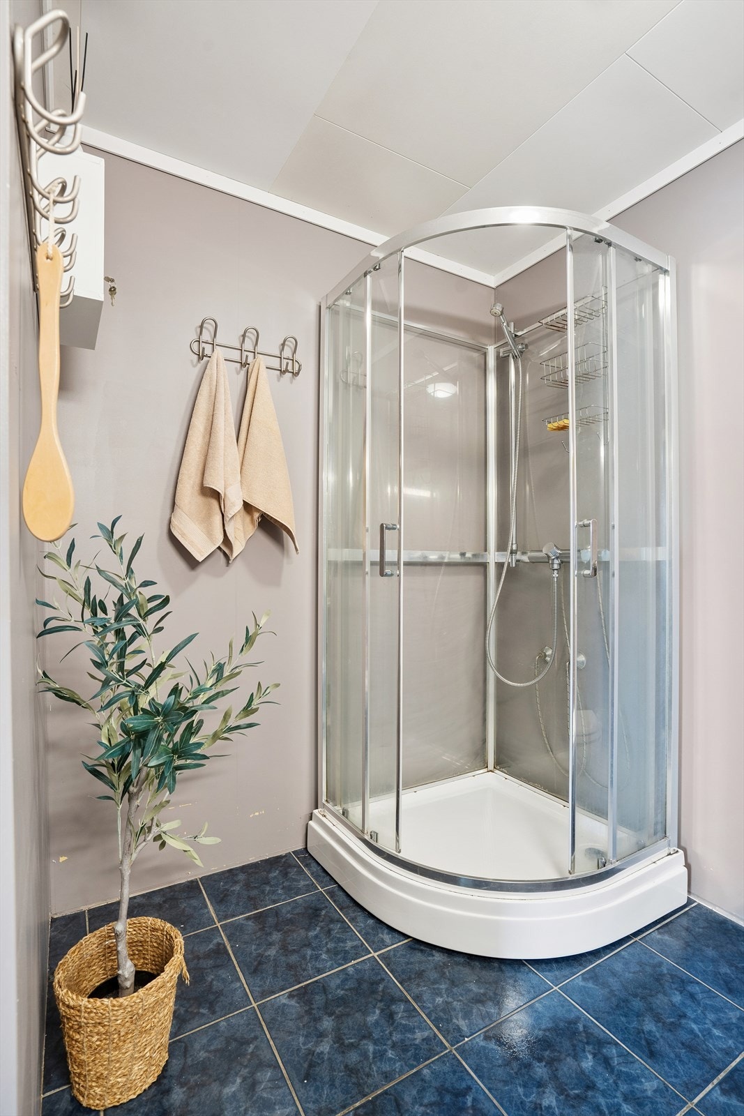 Praktisk dusjkabinett på badet. Galleribilde