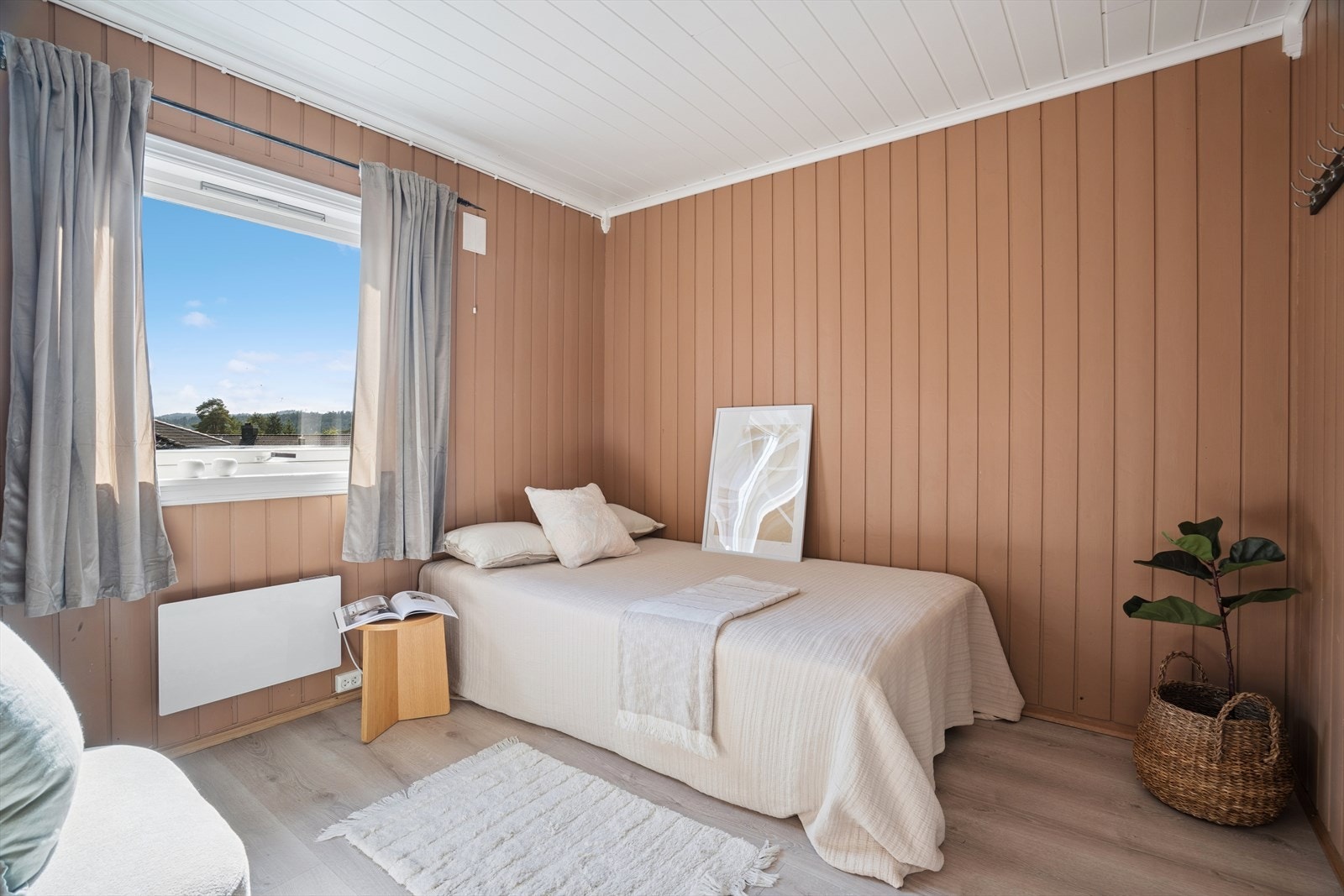 Soverom med laminatgulv og vegger med trepanel. Galleribilde