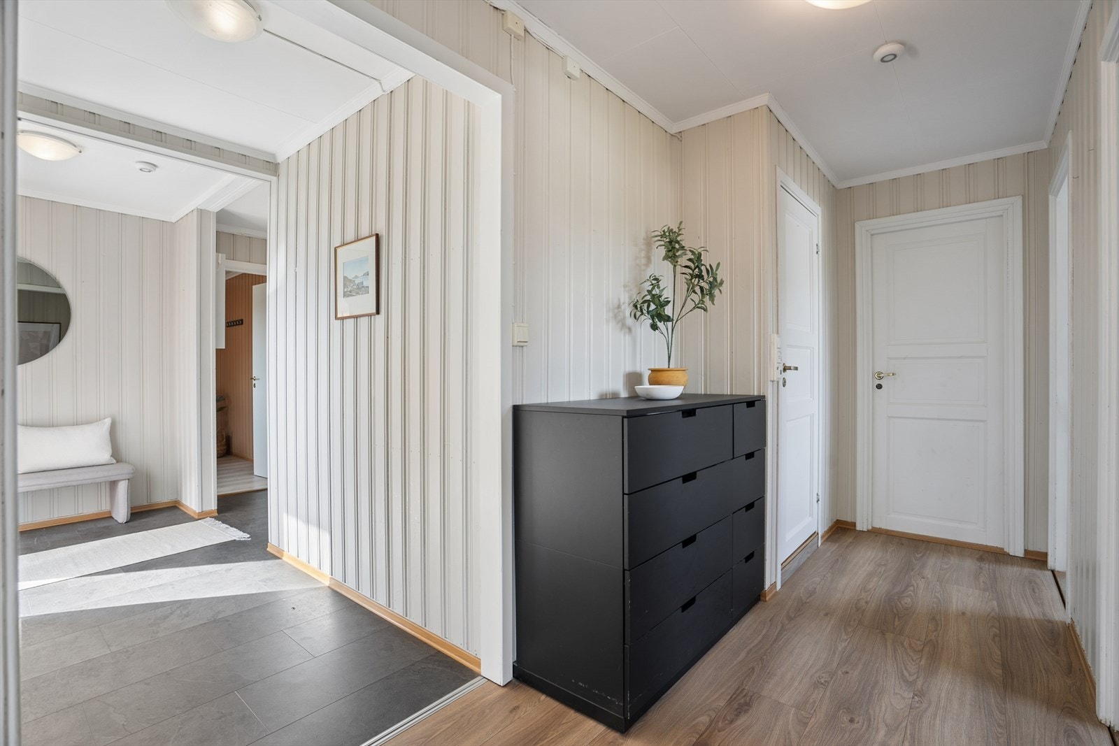 Lys og romslig entré som fører deg videre til etasjens rom. Galleribilde