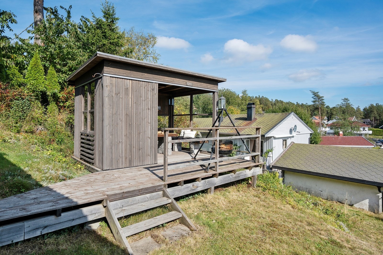 I hagen er det oppført en gapahuk med terrassegulv. Galleribilde