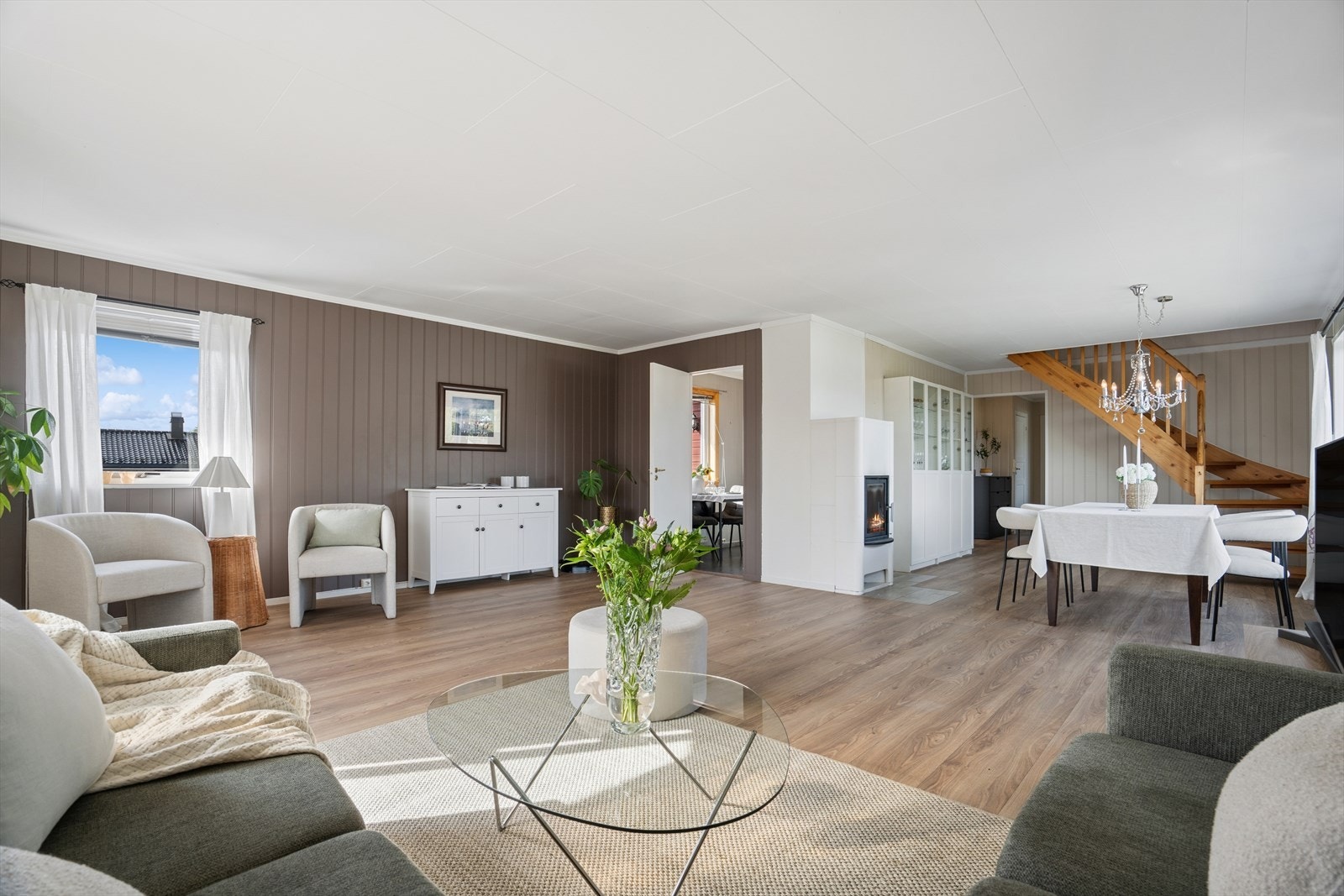 Stuen har god plass til en spisestue som er et naturlig samlingspunkt for venner og familie. Galleribilde