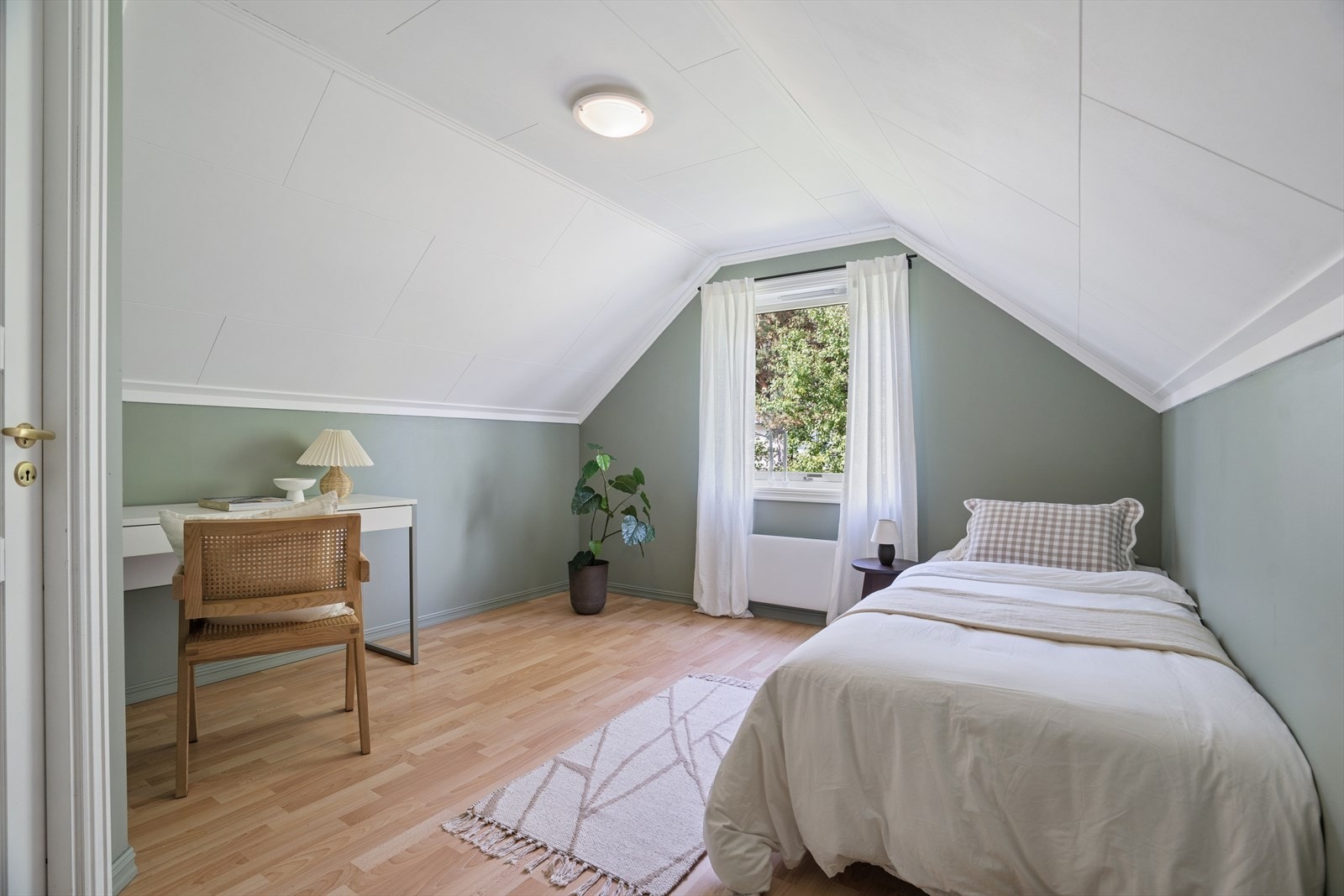 Soverom i loftsetasjen med plass til seng og arbeidsplass. Galleribilde